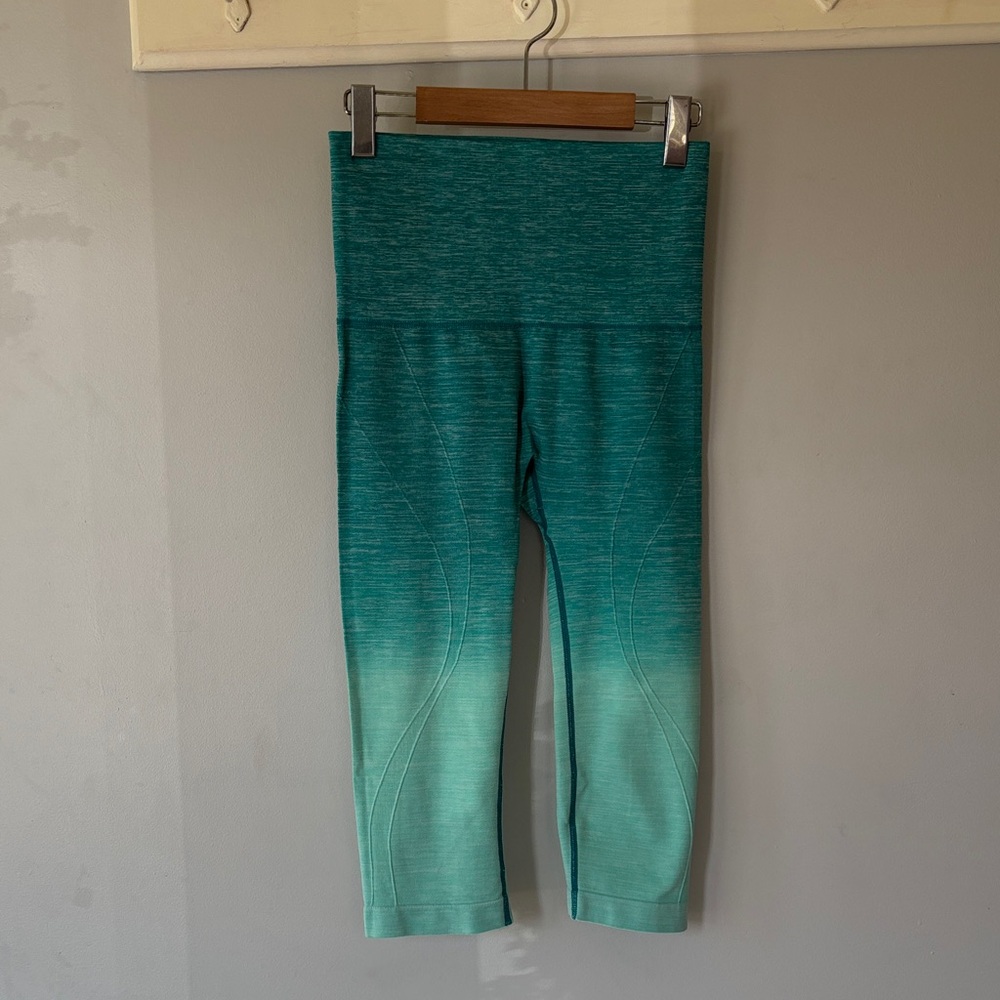 Yelete Blue Ombre Cropped Leggings Womenβs Small Athletic Yoga